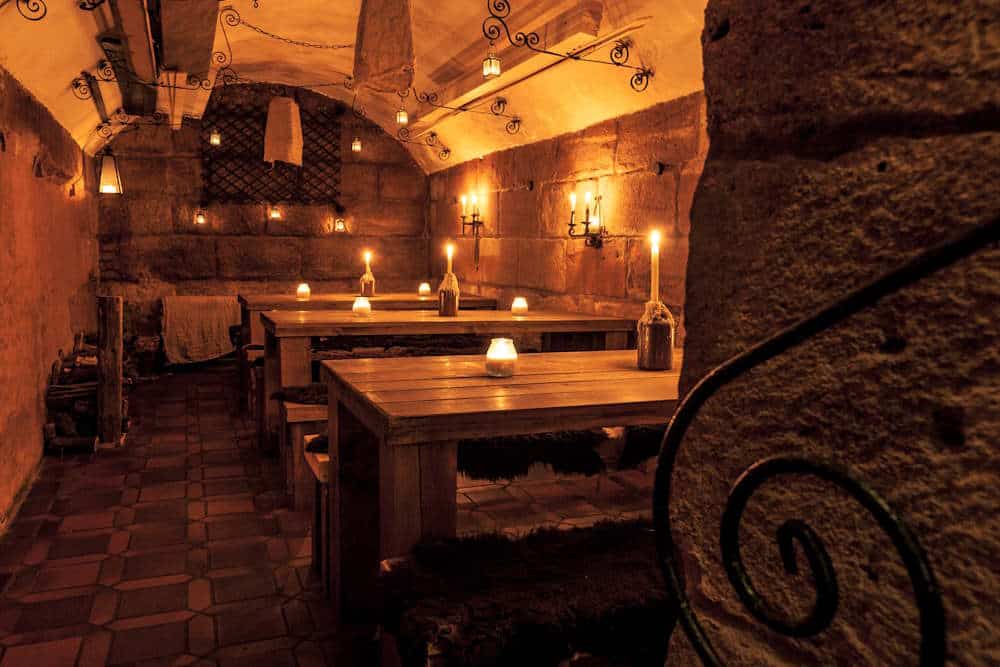Finyas Taverne uriger Raum mit Kerzen 1