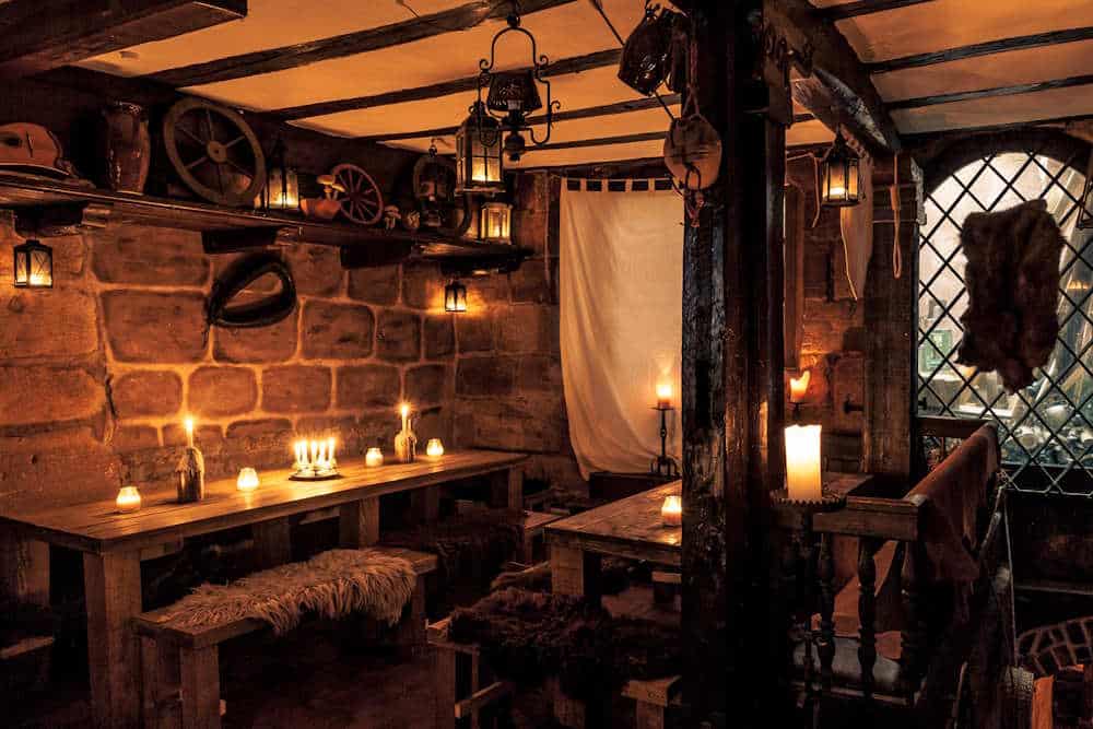 Finyas Taverne uriges Erdgeschoss mit Kerzenschein