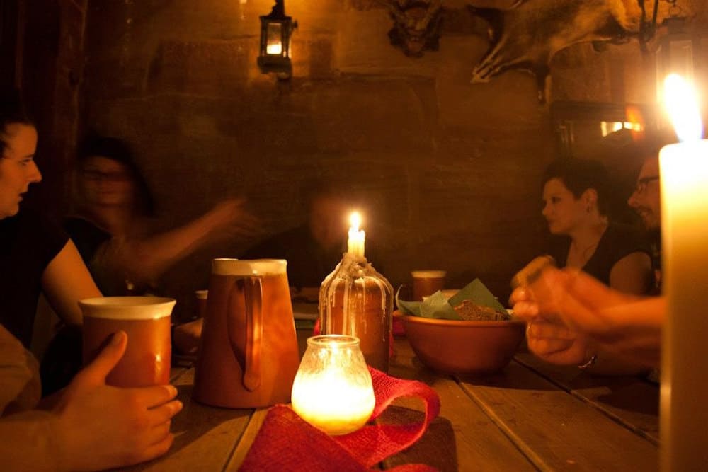 Finyas Taverne Tisch Kerzenlicht Gäste
