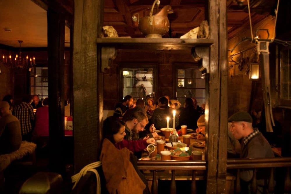 Finyas Taverne Gastraum mit Gästen