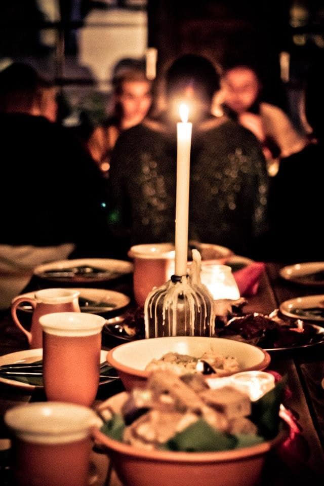 Finyas Taverne gedeckter Tisch mit Kerzenlicht