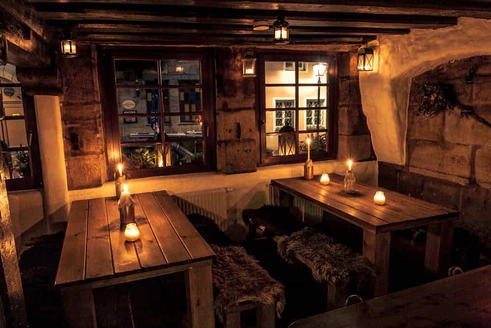 Finyas Taverne Tische im Eingangsbereich mit Kerzenbeleuchtung