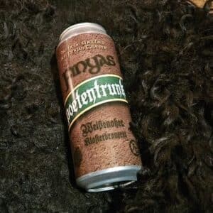 Eine Dose Poetentrunk 0,5l, liegt auf einem dunklen Schafsfell